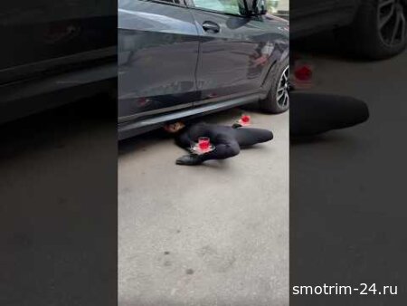 А вам слабо под моей машиной пройти с бокалами?